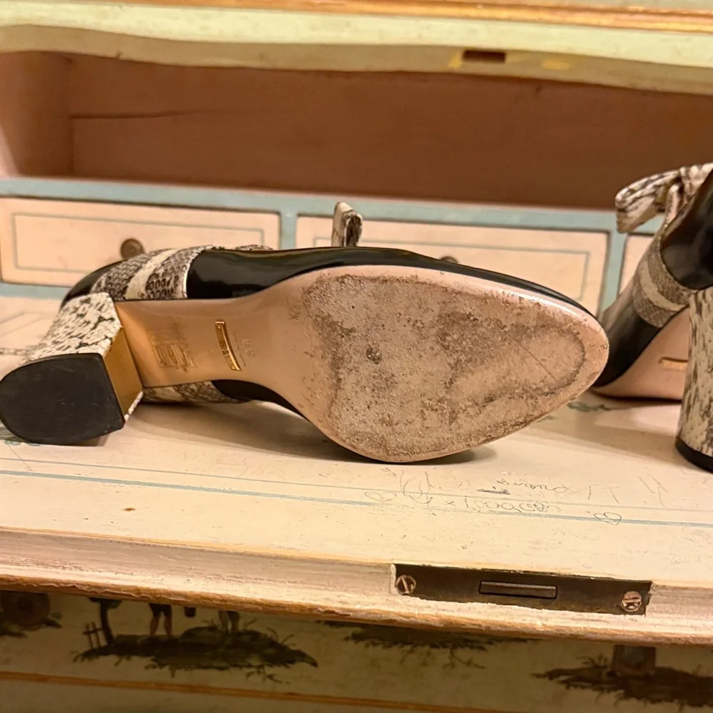 Gucci Black Patent Leather Pumps with Snake-Print Bow Strap - Picture 10 of 15